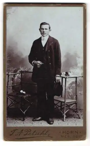 Fotografie F. A. Petschl, Horn /Nied. Oesterr., Wienerstrasse 191, junger Mann in Anzug und weisser Krawatte
