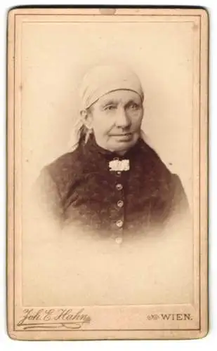 Fotografie Joh. E. Hahn, Wien, Mariahilferstrasse 105, Ältere Dame mit Kopftuch