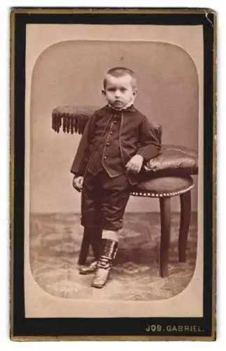 Fotografie Jos. Gabriel, Karolinenthal, Königsstrasse, Kleiner Junge mit Anzug und Lederstiefeln