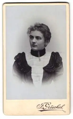 Fotografie F. Gröschel, Rumburg, Portrait junge Dame in hochgeschlossenem Kleid