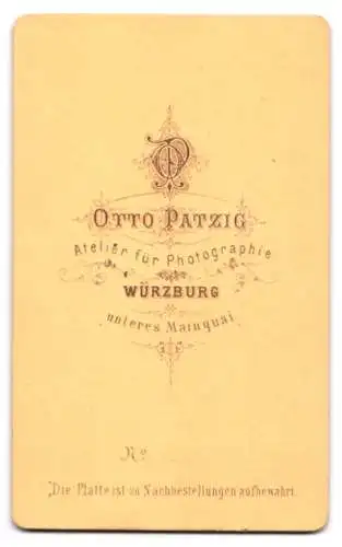 Fotografie Otto Patzig, Würzburg, unteres Mainquai, Niedliches Kleinkind in gestricktem Hemd