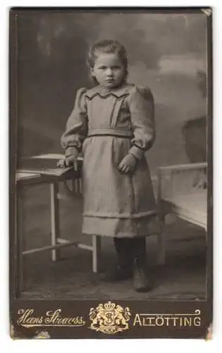 Fotografie Hans Strauss, Altötting, Schlottkammerstr. 1, Mädchen in Kleid und Lederstiefeln
