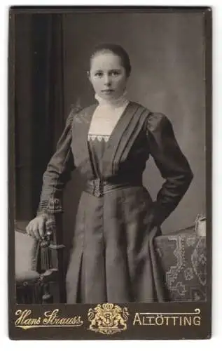 Fotografie Hans Strauss, Altötting, Schlottkammerstr. 1, junges Mädchen mit hochgeschlossenem Kleid mit Gürtel