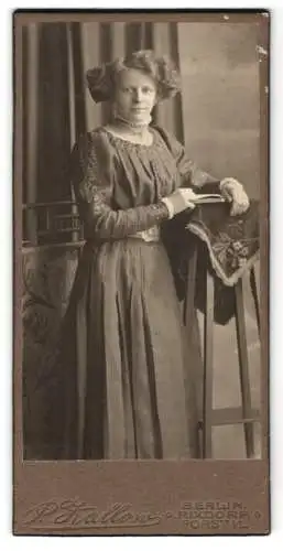 Fotografie P. Zellon, Berlin-Rixdorf, Bergstr. 140, junge Dame mit hochgeschlossenem Kleid mit Gürtel