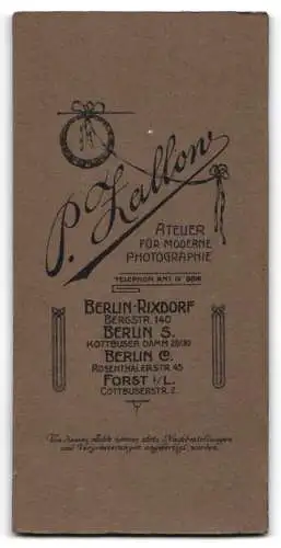 Fotografie P. Zellon, Berlin-Rixdorf, Bergstr. 140, junge Dame mit hochgeschlossenem Kleid mit Gürtel