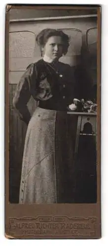 Fotografie Alfred Richter, Radebeul, Junge Dame mit Tisch und Blumen