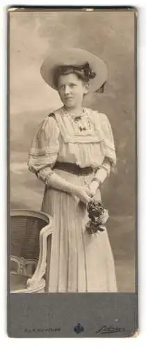 Fotografie C. Pietzner, Wien, Elegante junge Dame mit Hut und Blumenstrauss