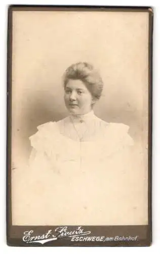 Fotografie Ernst Stautz, Eschwege, am Bahnhof, Elegante Dame in weissem Spitzenkleid