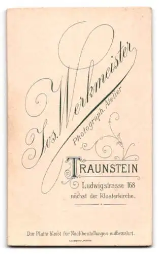Fotografie Jos. Werkmeister, Traunstein, Ludwigstr. 168, Junge Dame im taillierten Kleid mit einem Korb unterm Arm