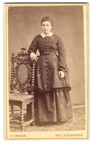 Fotografie A. Gasser, Hall, Bürgerliche Dame im Kleid mit einem Taillengürtel, mit einer Schleife im Haar