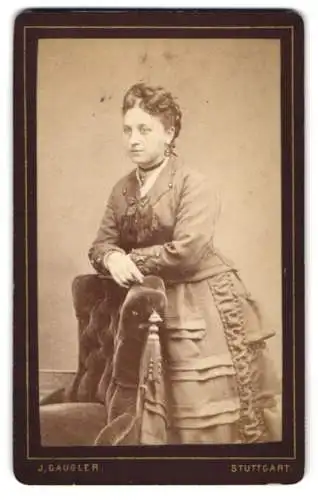 Fotografie H. Gaugler, Stuttgart, Calwerstr. 58, Dame mit aufwendig frisiertem Haar im Kleid mit Schleife am Kragen