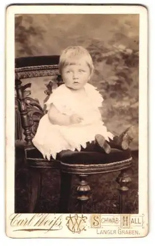 Fotografie Carl Weiss, Schwäb. Hall, Langer Graben, Blondes Kleinkind im weissen Gewand auf einem Stuhl