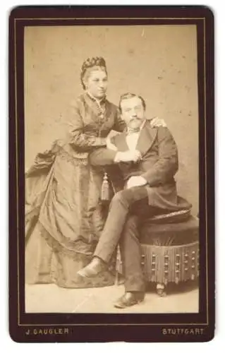 Fotografie J. Gaugler, Stuttgart, Calwerstr. 58, Bürgerliches Ehepaar in Sonntagsgarderobe, er sitzend, sie stehend