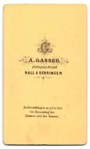 Fotografie A. Gasser, Hall, Bürgerliches Ehepaar, Arm in Arm in ihrem Sonntagsstaat, mit ernsten Blicken