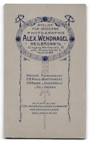 Fotografie Alex. Wendnagel, Heilbronn a. N., Marktplatz 10, Zwein junge Damen in gemusterten Blusen, Arm in Arm