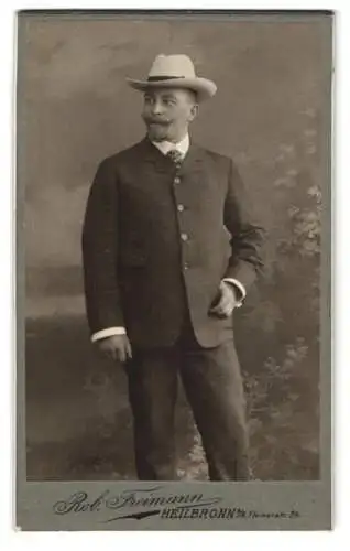 Fotografie Rob. Freimann, Heilbronn a. N., Fleinerstr. 24, Junger Mann mit markantem Bart und einem hellen Hut