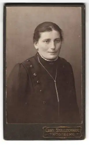 Fotografie Carl Stallechner, Trostberg, Bürgerliche Dame im schwarzen Kleid mit Zierknöpfen, mit melancholischem Blick