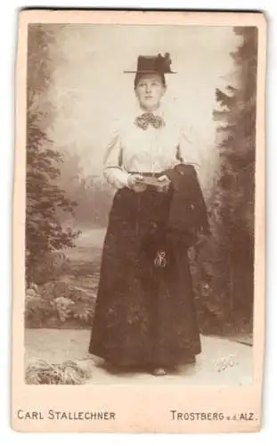 Fotografie Carl Stallechner, Trostberg a. d. Alz, Junge Dame in Ausgehgardrobe mit einem Hut und gestreifter Bluse