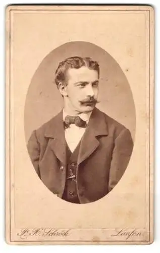 Fotografie F. H. Schröck, Laufen, Junger Mann mit markantem Mittelscheitel und einem Schnurrbart