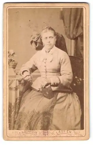 Fotografie F. H. Schröck, Laufen, Junge Dame im hellen Kleid mit einem dicken Buch auf einem Stuhl