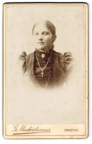 Fotografie G. Muckenhammer, Ernsting, Junge Dame im schwarzen Kleid mit Puffärmeln, mit Kreuzkette und Brosche