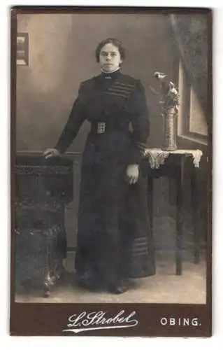 Fotografie L. Strobel, Obing, Junge Dame im Kleid mit einem Taillengürtel mit verzierter Schnalle