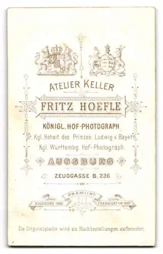 Fotografie Fr. Hoefle, Augsburg, Zeuggasse 226, Kleines Kind mit einer Haube und einem Tuch mit Ankern darauf