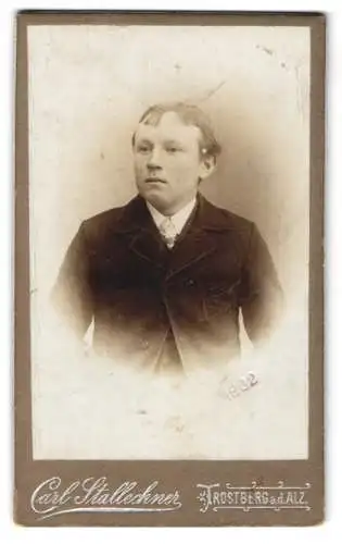 Fotografie Carl Stallechner, Trostberg a. d. Alz, Bürgerlicher Knabe mit dünnem Haar im Anzug mit einer Krawatte