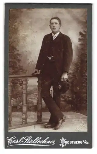 Fotografie Carl Stallechner, Trostberg a. Alz, Junger Mann im Anzug mit einem Pferdeanhänger an der Taschenuhr