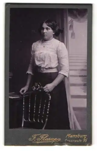 Fotografie F. Flarup, Flensburg, Grossestr. 75, Junge Dame mit Schleife im Haar in weisser Bluse und dunklem Rock