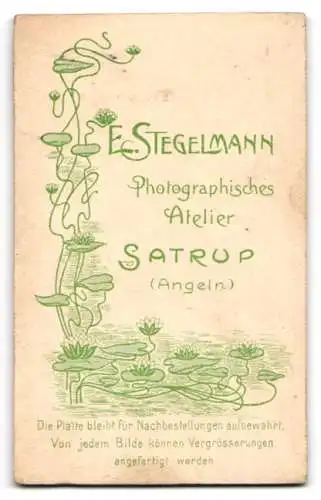 Fotografie E. Stegelmann, Satrup /Angeln, Junge Dame im Kleid über gemusterter Bluse, mit zurückgestecktem Haar