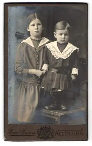 Fotografie Hans Strauss, Altötting, Bürgerliches Mädchen mit ihrer kleinen Schwester im Kleid mit Rüschenelementen