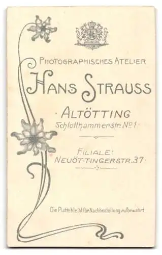Fotografie Hans Strauss, Altötting, Schlotthammerstrasse 1, Junger Mann mit Mittelscheitel und gezwirbeltem Schnäuzer