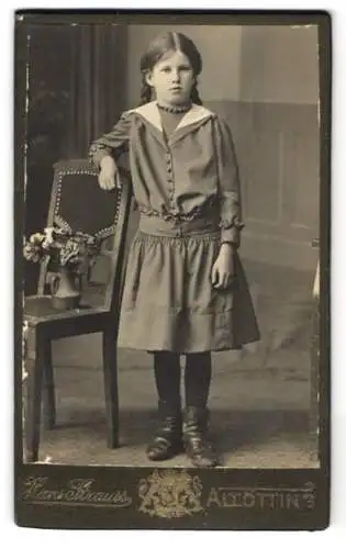 Fotografie Hans Strauss, Altötting, Schlotthammerstrasse 1, Bürgerliches Mädchen mit geflochtenen Zöpfen im Kleid