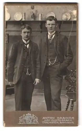 Fotografie Anton Grainer, Traunstein, Bahnhofstr. 16, Zwei Junge Männer im Anzug mit Krawatten und Taschenuhren