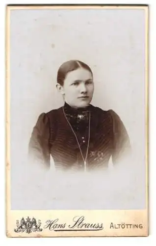 Fotografie Hans Strauss, Altötting, Schlotthammerstrasse 1, Junge Dame mit adrettem Mittelscheitel im taillierten Kleid