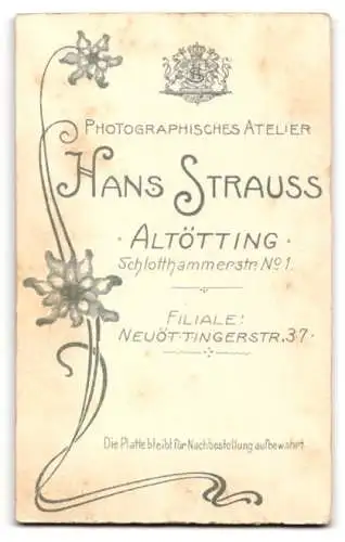 Fotografie Hans Strauss, Altötting, Schlotthammerstrasse 1, Junge Dame mit adrettem Mittelscheitel im taillierten Kleid