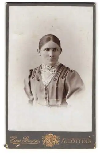 Fotografie Hans Strauss, Altötting, Schlotthammerstrasse 1, Junge Dame im Kleid über kunstvoller Bluse, mit Monobraue