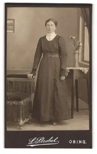 Fotografie L. Strobel, Obing, Junge Dame im modischen Kleid