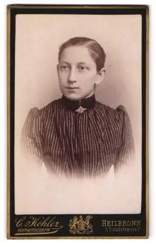 Fotografie C. Kohler, Heilbronn, Titotstr. 7, Junge Dame im Kleid mit Kragenbrosche