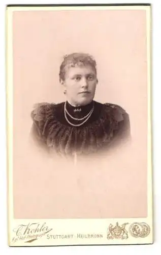 Fotografie C. Kohler, Stuttgart, Friedrichstr. 32, Junge Dame mit zurückgebundenem Haar