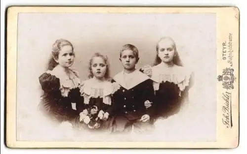 Fotografie Joh. Bichler, Steyr, Bahnhofstrasse, Vier Kinder in zeitgenössischer Kleidung