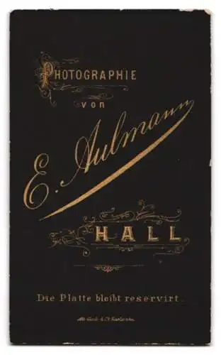 Fotografie E. Aulmann, Hall, Elegant gekleideter Herr mit Vollbart