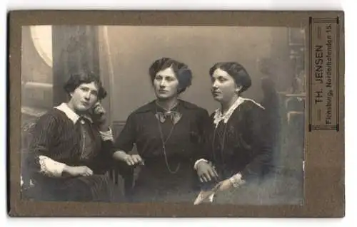 Fotografie Th. Jensen, Flensburg, Norderhofenden 15, Drei junge Damen in hübscher Kleidung