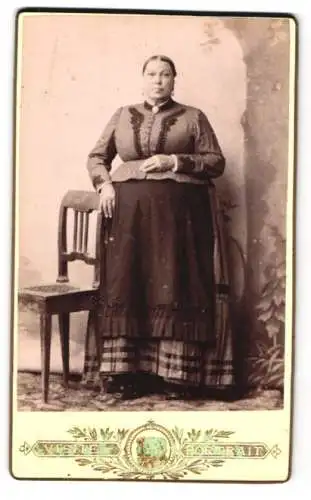 Fotografie E. J. Kabát, Ort unbekannt, Beleibte Dame in hübscher Kleidung