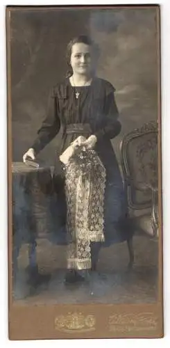 Fotografie William Roth, Berlin, Skalitzerstr. 54 c, Junge Dame im Kleid mit Buch in der Hand