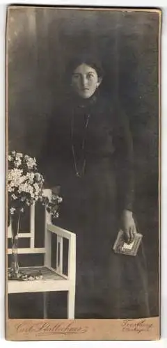 Fotografie Carl Stallechner, Trostberg /Oberbayern, Junge Dame im schwarzen Kleid