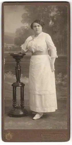 Fotografie Johann Schmida, Sternberg in Mähren, Olmützerstr. 80, Junge Dame im weissen Kleid
