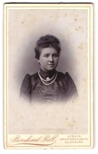 Fotografie Bernhard Prill, Lübeck, Breitestr. 97, Junge Dame mit Kragenbrosche und Halskette