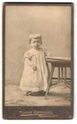 Fotografie Rudolf Zacharias, Regensburg, Kleines Kind im weissen Kleid